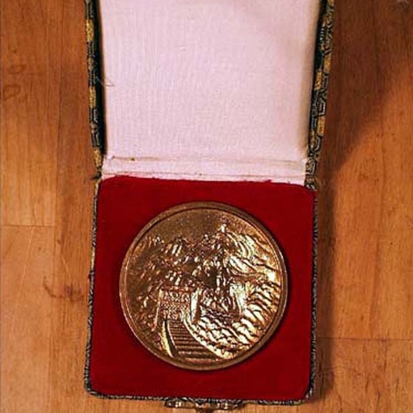 CHINA AEROSPACE MEDALLION, TWO SIDED, METAL, IN ORIGINAL SILK COLLECTABLE BOX - Picture 2 of 2